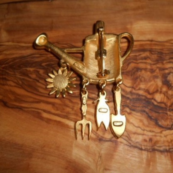 JJ Gold Tone Gardening Water Can Pin Brooch - Picture 4 of 4